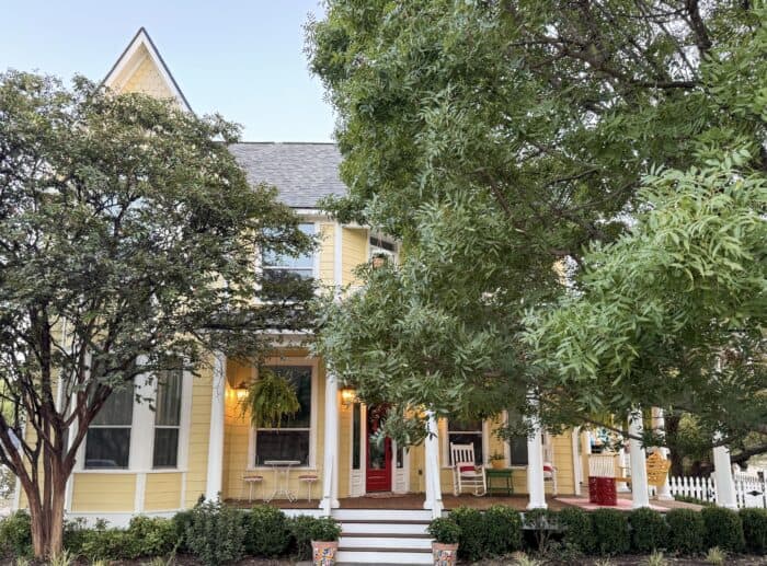 House painted in Hawthorne Yellow