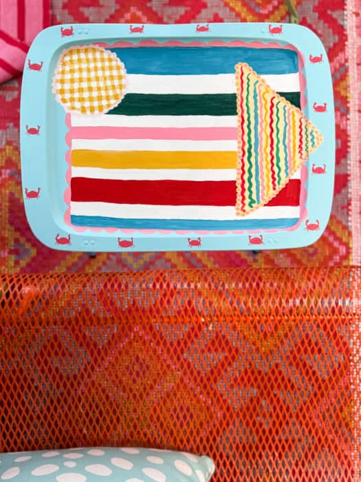 The inspiration color scheme comes to life on this TV tray that looks like a rugby shirt